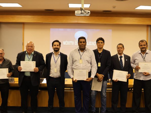 Diretor do Sinagências é homenageado em prêmio de mérito em fiscalização da Anatel